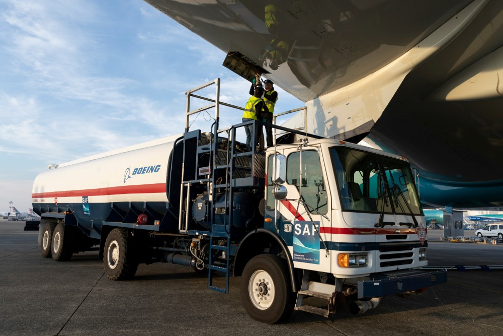 Boeing, ticari operasyonları için sürdürülebilir uçak yakıtı alımını iki katına çıkarıyor  20 Mart 2023