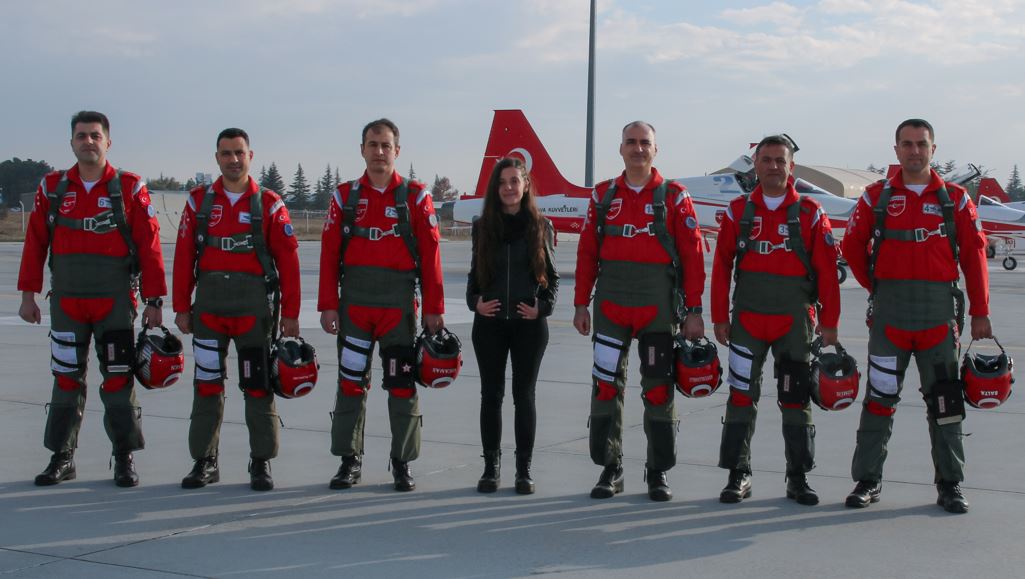  trafik kazalarının önde gelen ölüm nedeninin aşırı hız olduğu ve Türk Yıldızları pilotlarının desteğiyle gerçekleştirilen bir farkındalık kampanyası hakkında bilgi verilmektedir