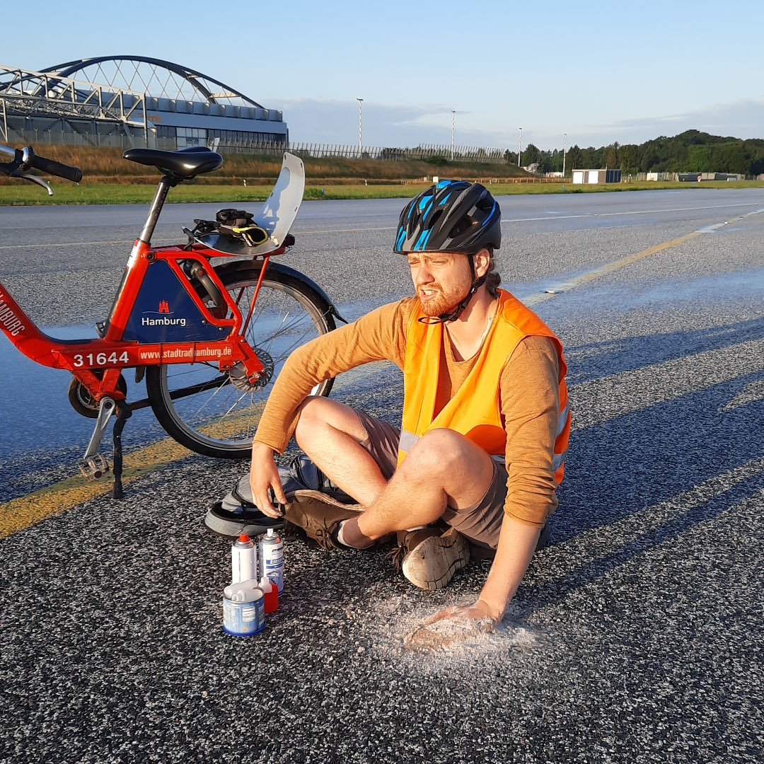 Iklim Aktivistleri Hava Trafiğini Aksattı Iklim Aktivistleri Hava Trafiğini Aksattı