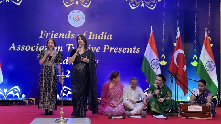 Hindistan Dostları Derneği Türkiye’nin Etkinliğinde Hint Rüzgarı Esti