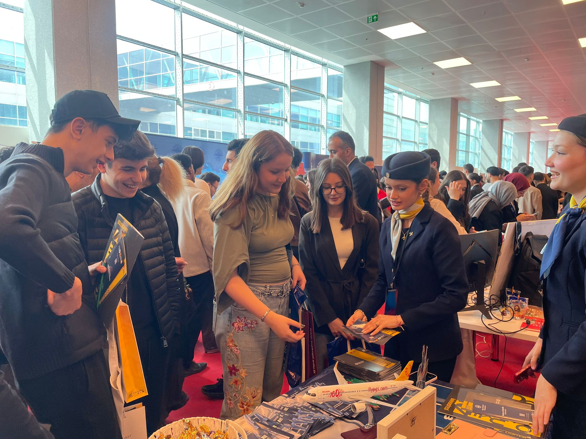 Doğu Akdeniz Üniversitesi Sivil Havacılık Kabin Hizmetleri Programı Fuarda Büyük İlgi Gördü 30 Nisan 2026